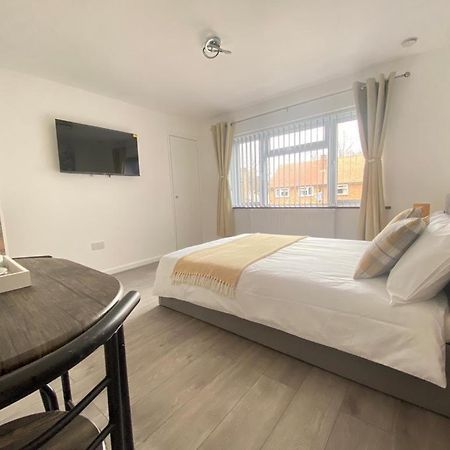 Gatwick Deluxe En-Suite Rooms Horley Eksteriør bilde