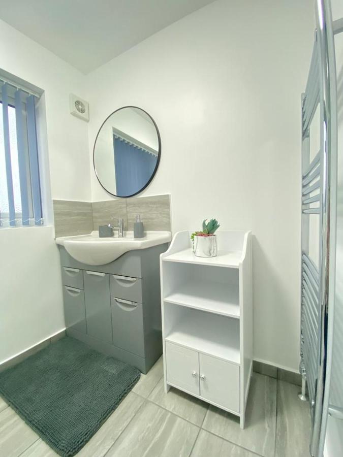 Gatwick Deluxe En-Suite Rooms Horley Eksteriør bilde