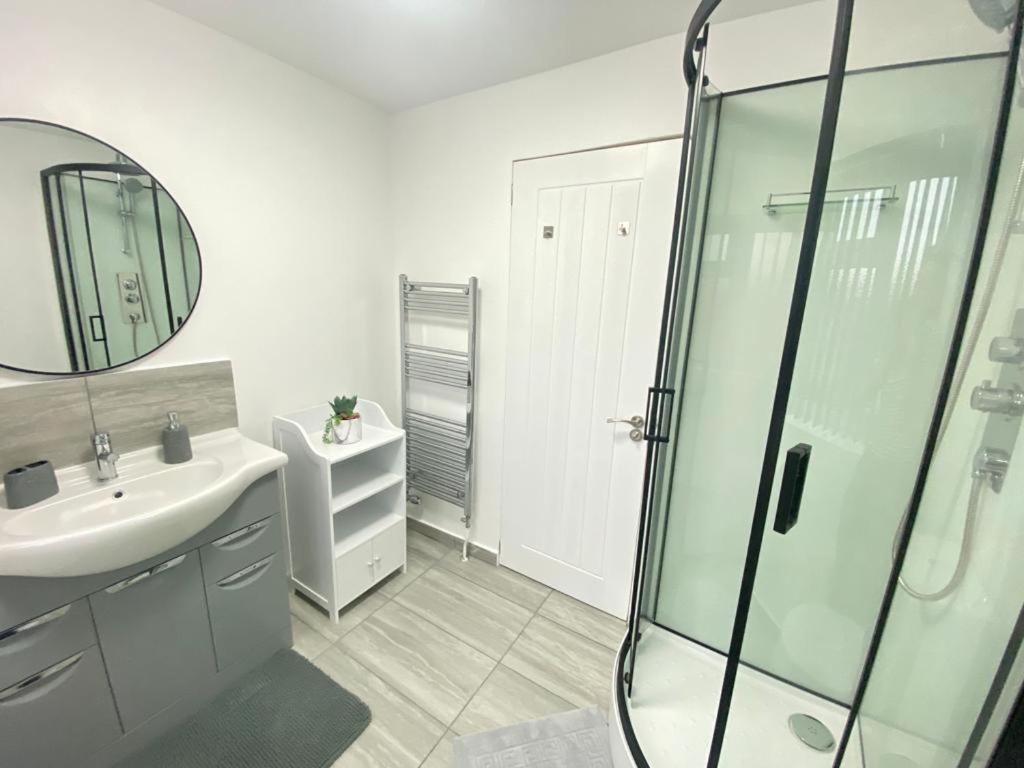 Gatwick Deluxe En-Suite Rooms Horley Eksteriør bilde