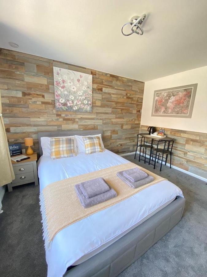 Gatwick Deluxe En-Suite Rooms Horley Eksteriør bilde