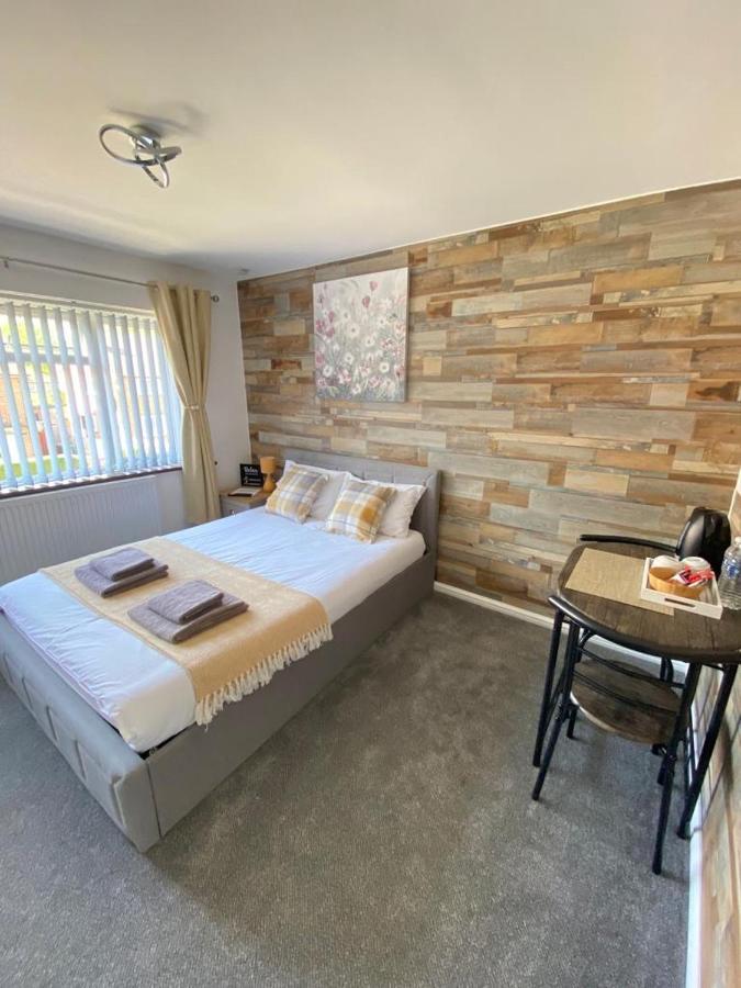 Gatwick Deluxe En-Suite Rooms Horley Eksteriør bilde